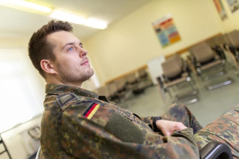 Deutscher Bundeswehr Soldat bei einer Schulung