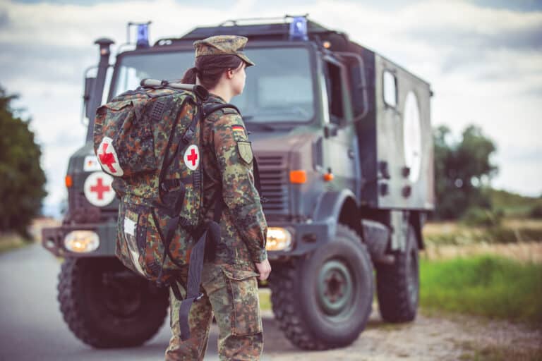 Deutsche Bundeswehr Soldatin bei einer Übung