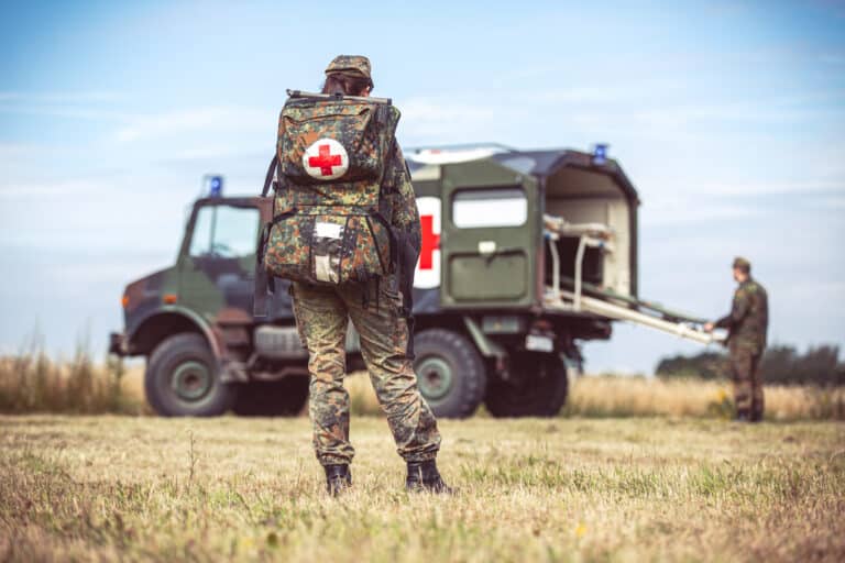 Deutsche Bundeswehr Soldatin bei einer Übung