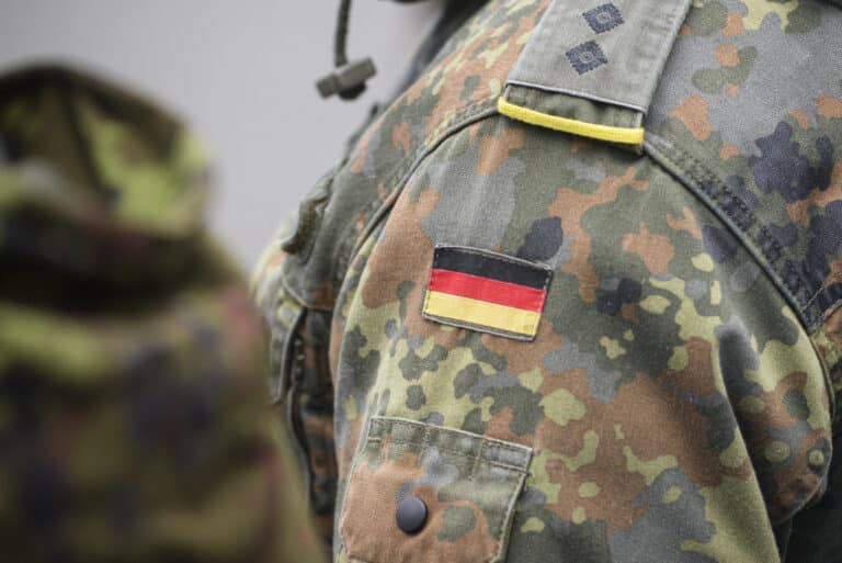 Die Deutschlandflagge auf einer Bundeswehruniform