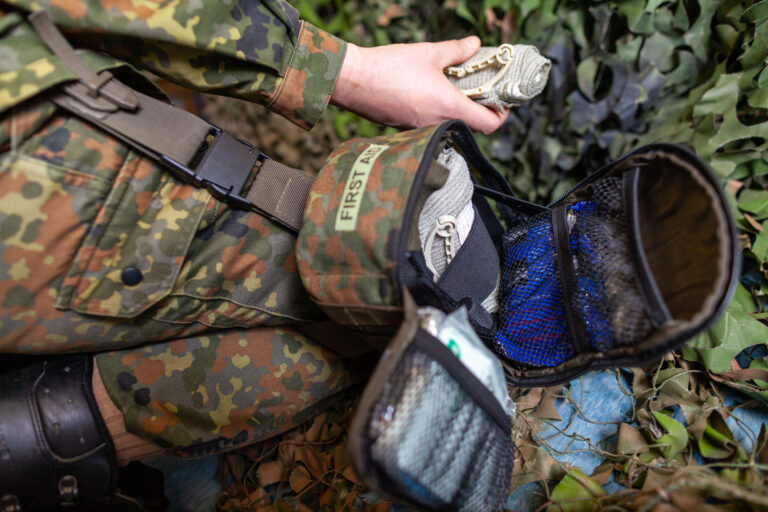 Deutscher Bundeswehrsoldat mit Verbandszeug