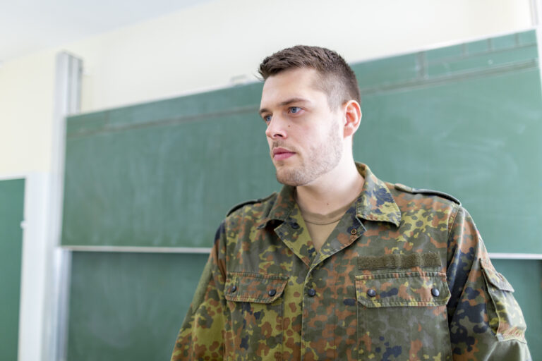 Deutscher Bundeswehrsoldat bei einer Schulung