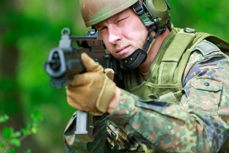 Deutscher Bundeswehrsoldat bei einer Übung