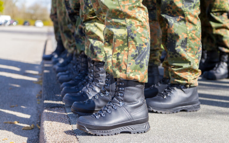 Deutsche Bundeswehrsoldaten beim Appell